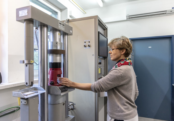 Eine Frau arbeitet mit einem Gerät im Labor.