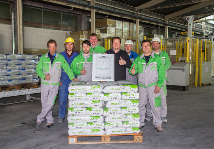 Das MOLDAN-Team zeigt stolz das Nachhaltigkeits-Zertifikat. Die Mitarbeiter halten die Daumen nach oben.