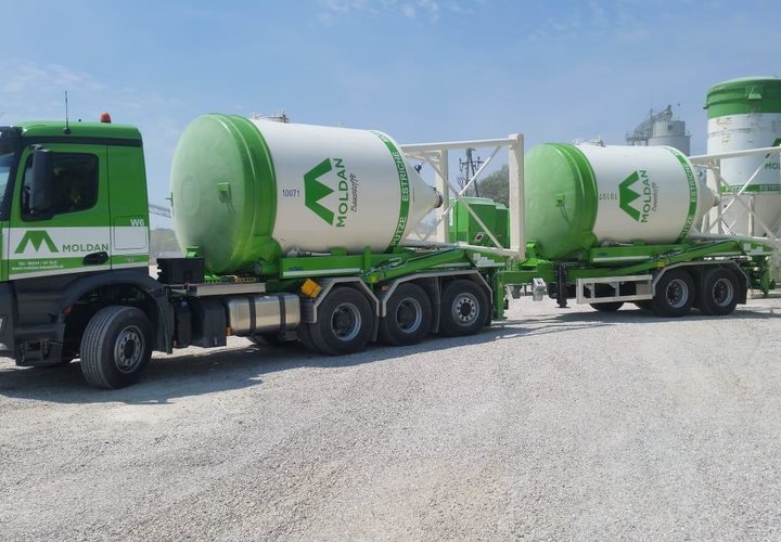 LKW der Firma MOLDAN mit geladenem Silo