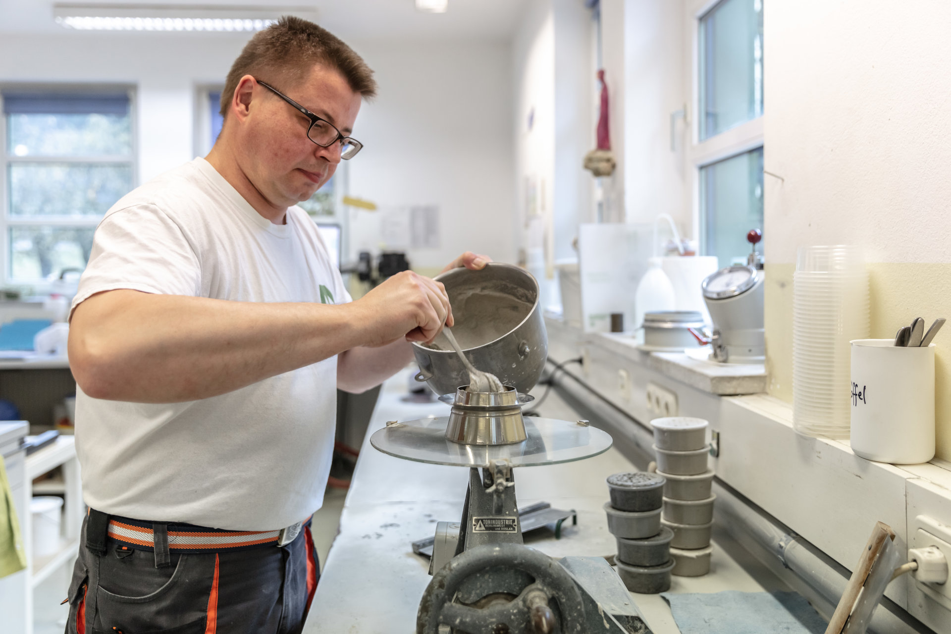 Ein Mann arbeitet konzentriert im Labor.