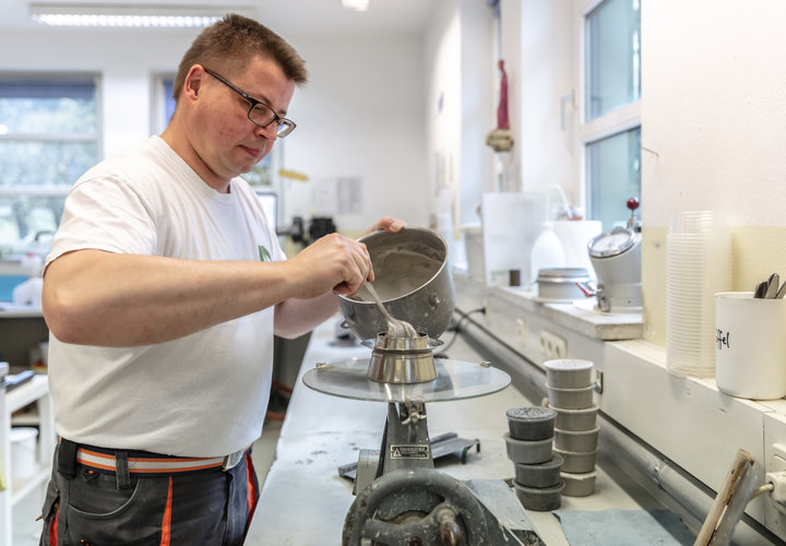 Ein Mann arbeitet konzentriert im Labor.