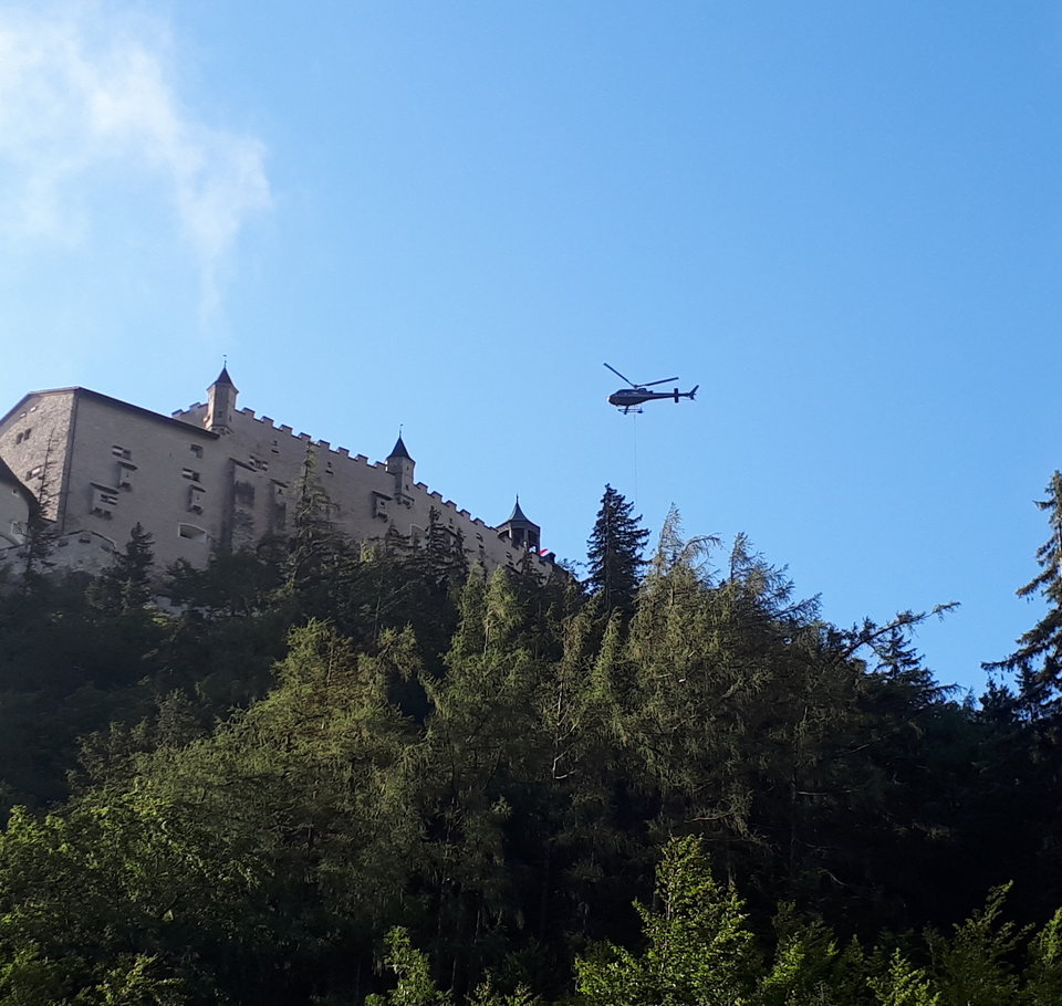 Burg Werfen Material angeliefert durch Hubschrauber