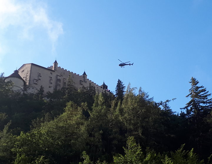 Burg Werfen Material angeliefert durch Hubschrauber