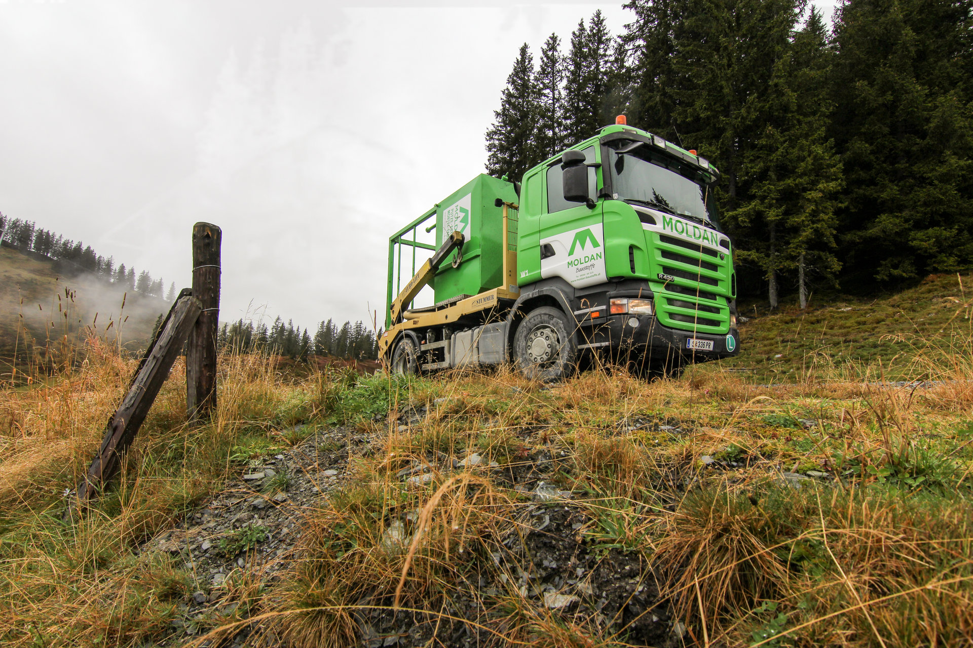 Der Silosteller LKW der Firma MOLDAN inklusive Container auf dem Land