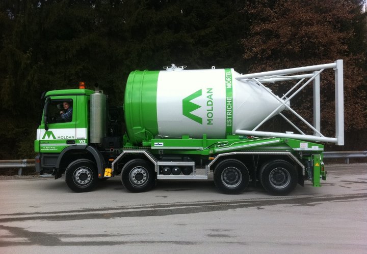 MOLDAN Silosteller mit geladenem Silo auf der tragfläche ein Mann winkt aus dem Fenster